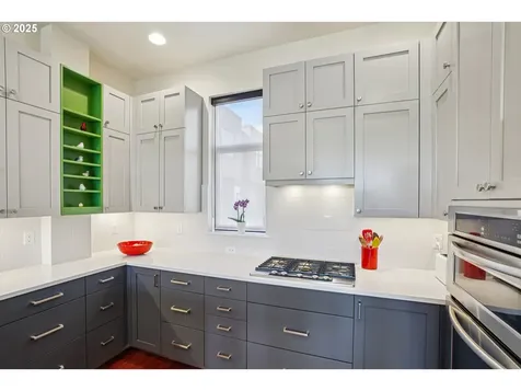 1740 NW Riverscape Street Portland OR 97209