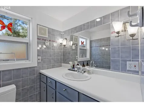 2645 NW Lee Avenue Lincoln City OR 97367