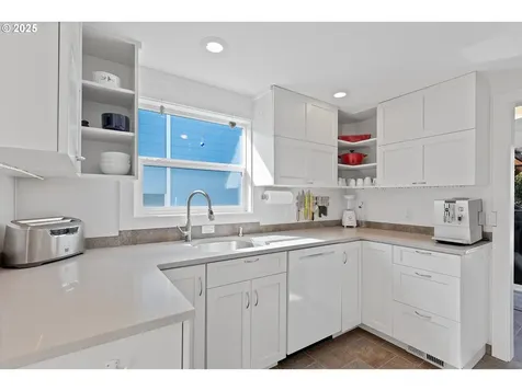2645 NW Lee Avenue Lincoln City OR 97367