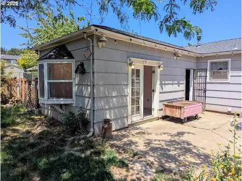 1891 Linnell Avenue Roseburg OR 97471