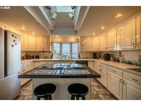 875 Signal Way Coos Bay OR 97420