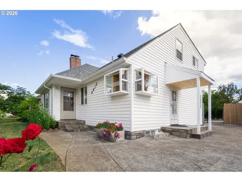 8912 SE Clay Street Portland OR 97216