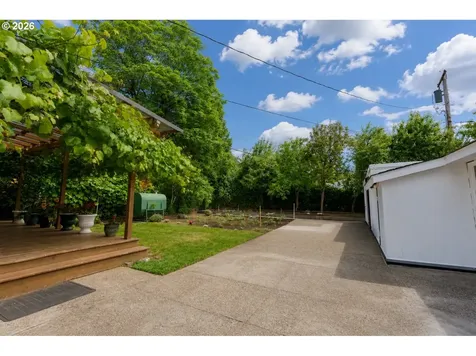 8912 SE Clay Street Portland OR 97216