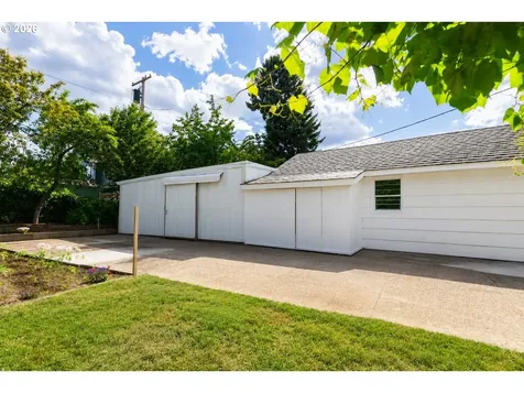 8912 SE Clay Street Portland OR 97216