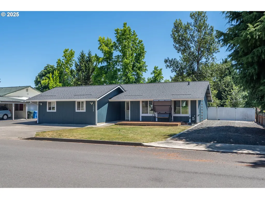1304 E Fourth Avenue Sutherlin OR 97479