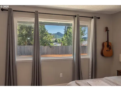 1304 E Fourth Avenue Sutherlin OR 97479