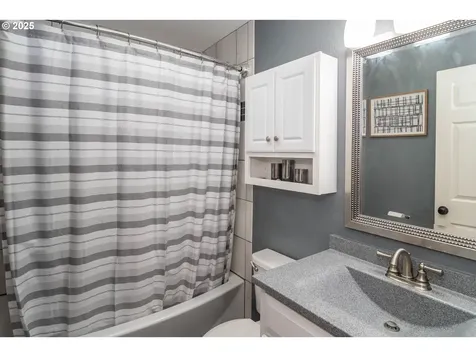 1304 E Fourth Avenue Sutherlin OR 97479