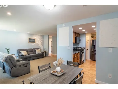 1304 E Fourth Avenue Sutherlin OR 97479