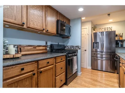 1304 E Fourth Avenue Sutherlin OR 97479