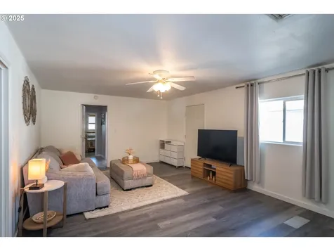 1304 E Fourth Avenue Sutherlin OR 97479