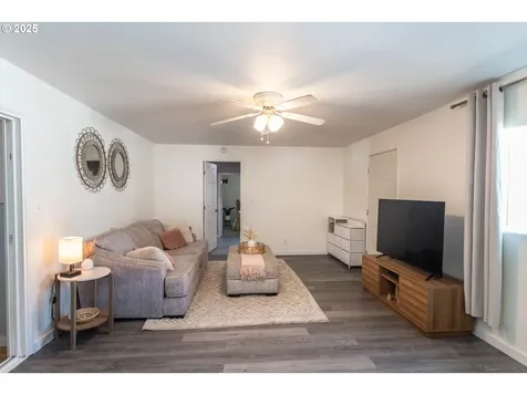 1304 E Fourth Avenue Sutherlin OR 97479