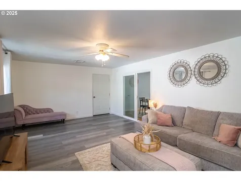 1304 E Fourth Avenue Sutherlin OR 97479