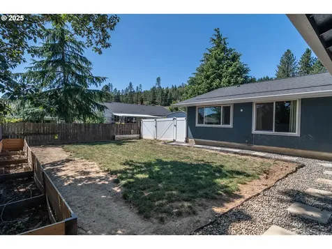 1304 E Fourth Avenue Sutherlin OR 97479