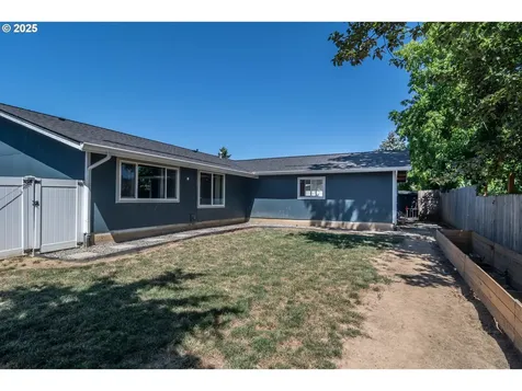 1304 E Fourth Avenue Sutherlin OR 97479