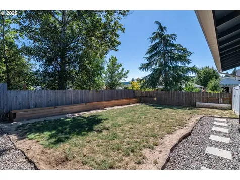 1304 E Fourth Avenue Sutherlin OR 97479