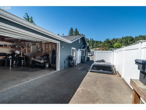 1304 E Fourth Avenue Sutherlin OR 97479