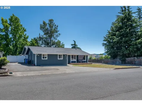 1304 E Fourth Avenue Sutherlin OR 97479