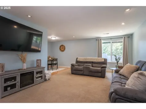 1304 E Fourth Avenue Sutherlin OR 97479
