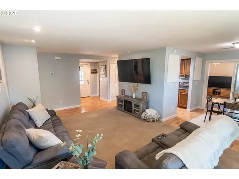 1304 E Fourth Avenue Sutherlin OR 97479