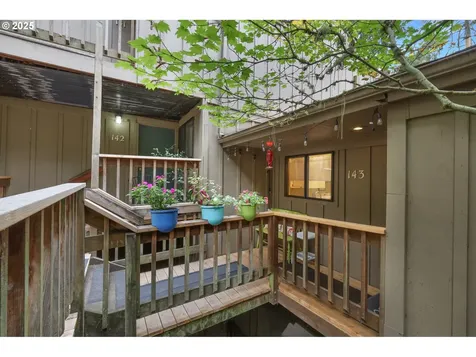 143 Treehill Loop Eugene OR 97405