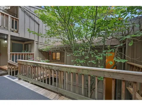 143 Treehill Loop Eugene OR 97405