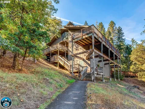 143 Treehill Loop Eugene OR 97405