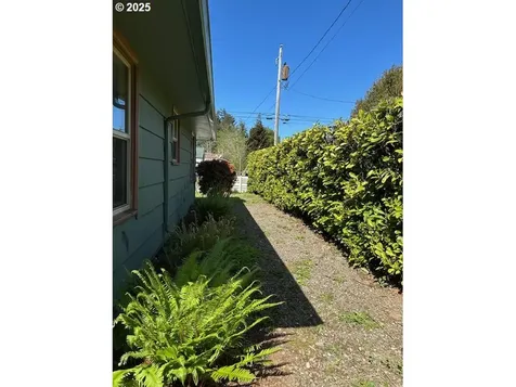 3275 Chester Street North Bend OR 97459
