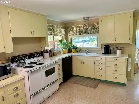 3275 Chester Street North Bend OR 97459