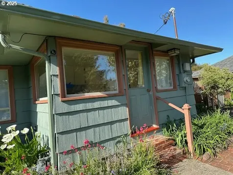 3275 Chester Street North Bend OR 97459