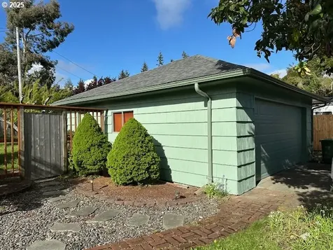 3275 Chester Street North Bend OR 97459