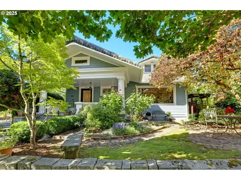 803 NE Laurelhurst Place Portland OR 97232