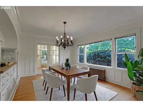 803 NE Laurelhurst Place Portland OR 97232