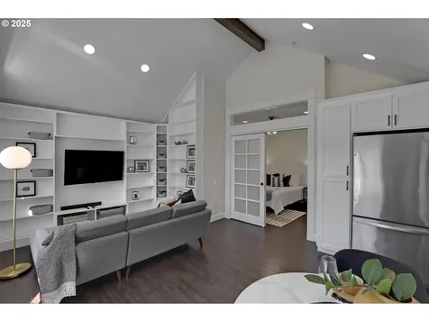803 NE Laurelhurst Place Portland OR 97232