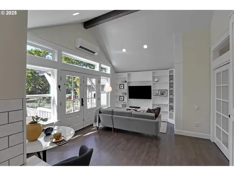803 NE Laurelhurst Place Portland OR 97232