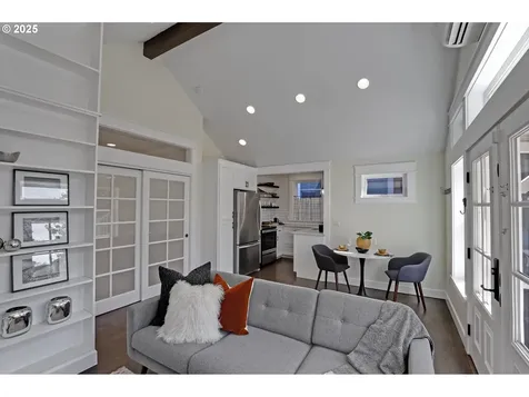 803 NE Laurelhurst Place Portland OR 97232