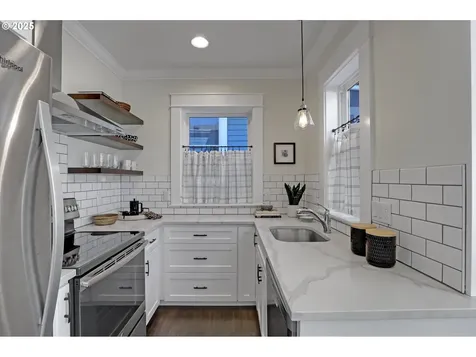 803 NE Laurelhurst Place Portland OR 97232