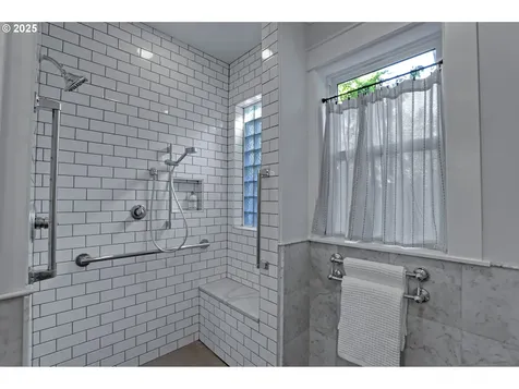803 NE Laurelhurst Place Portland OR 97232