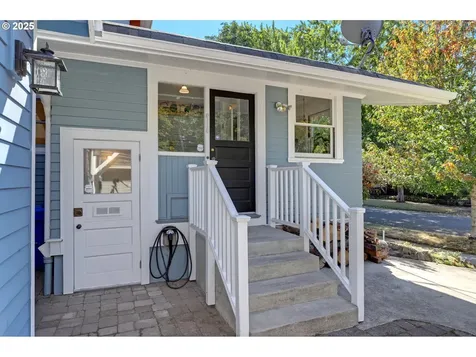 803 NE Laurelhurst Place Portland OR 97232