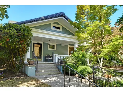 803 NE Laurelhurst Place Portland OR 97232