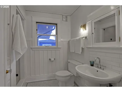 803 NE Laurelhurst Place Portland OR 97232