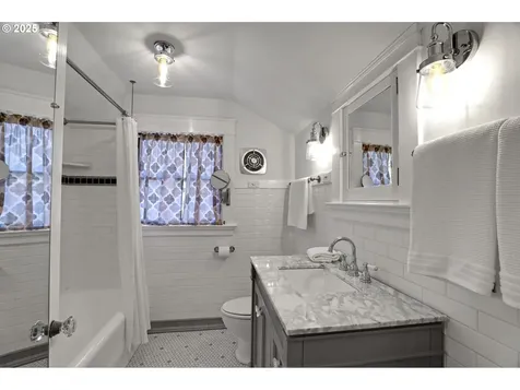 803 NE Laurelhurst Place Portland OR 97232