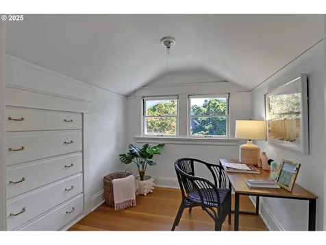 803 NE Laurelhurst Place Portland OR 97232