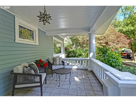 803 NE Laurelhurst Place Portland OR 97232