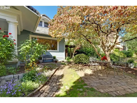 803 NE Laurelhurst Place Portland OR 97232