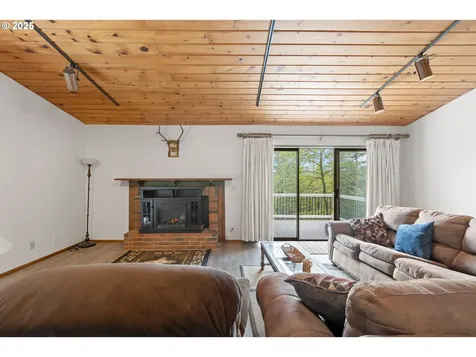 272 Whipple Tree Drive Yoncalla OR 97499