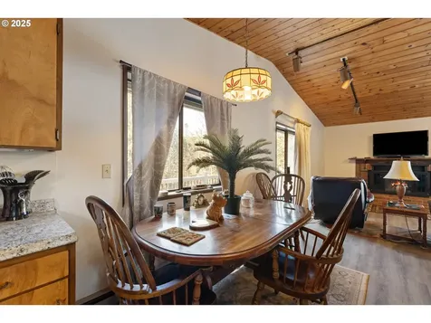 272 Whipple Tree Drive Yoncalla OR 97499