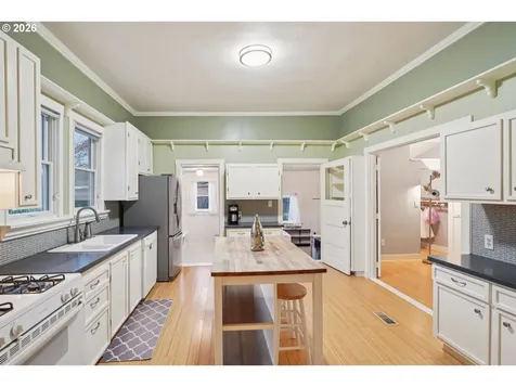 7624 SE Morrison Street Portland OR 97215