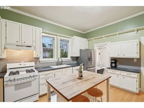 7624 SE Morrison Street Portland OR 97215