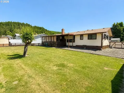551 Agate Street Sutherlin OR 97479