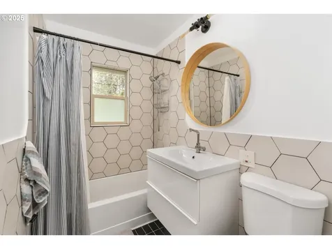8629 NE Clackamas Street Portland OR 97220